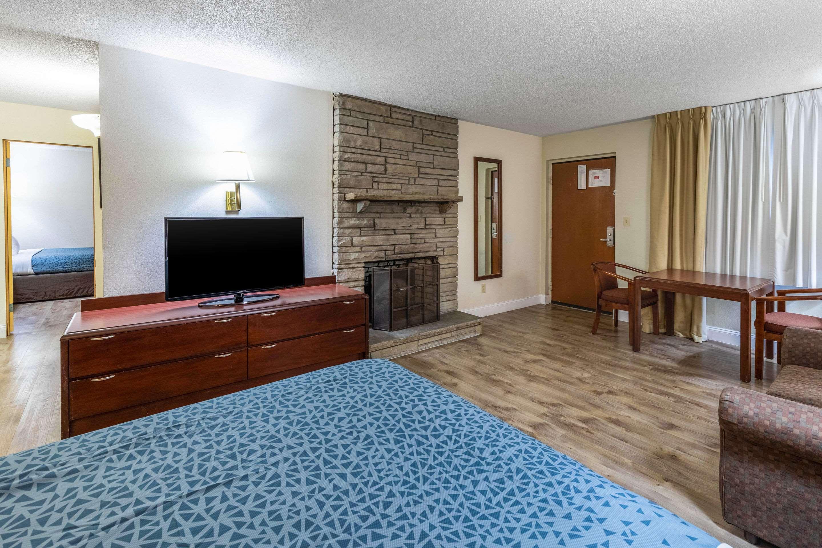 Econo Lodge Inn & Suites On The River Gatlinburg Exterior foto