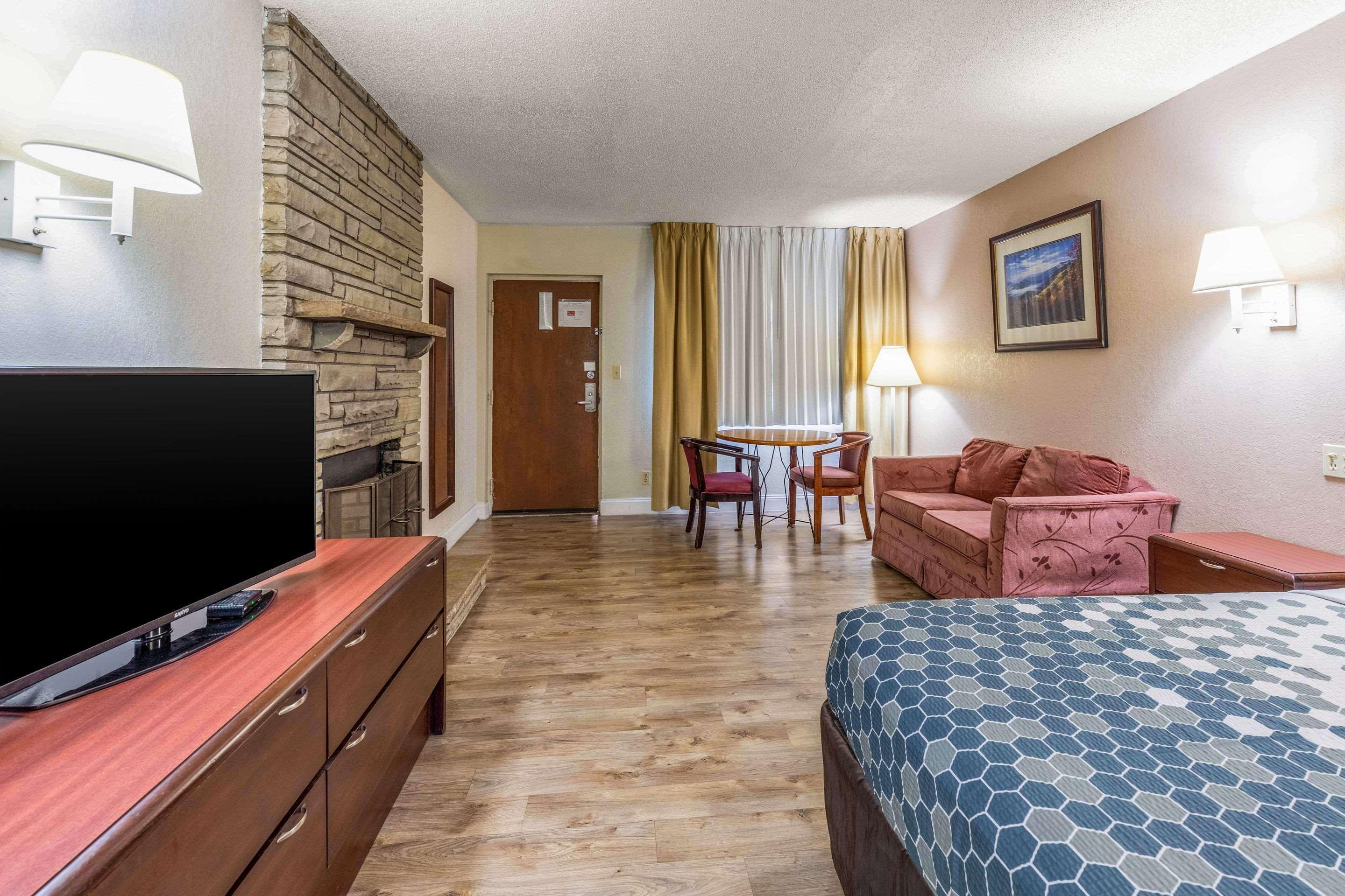 Econo Lodge Inn & Suites On The River Gatlinburg Exterior foto