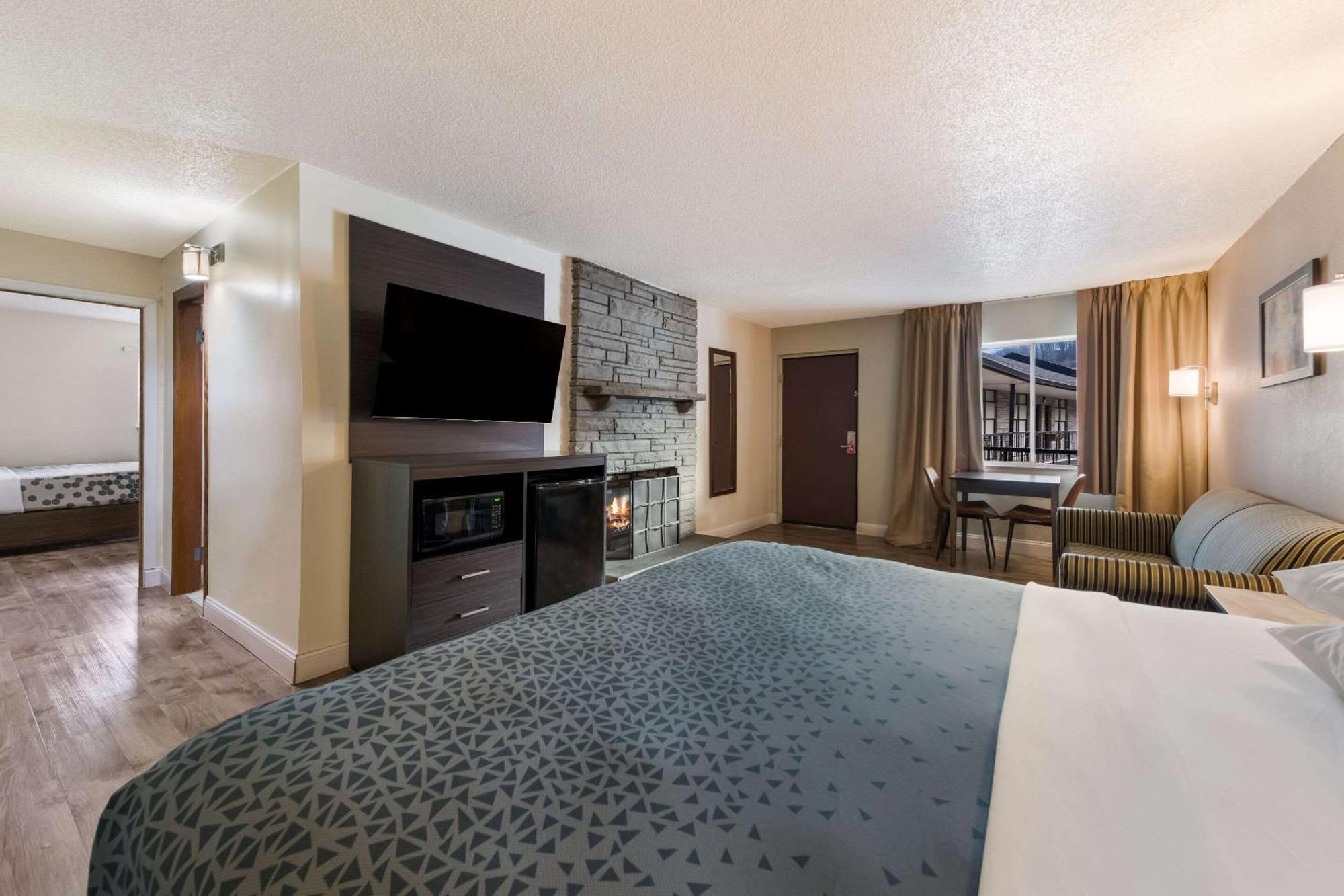 Econo Lodge Inn & Suites On The River Gatlinburg Exterior foto